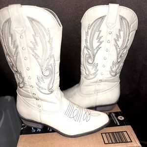 Off white lightly used size 8 cowgirl boots!